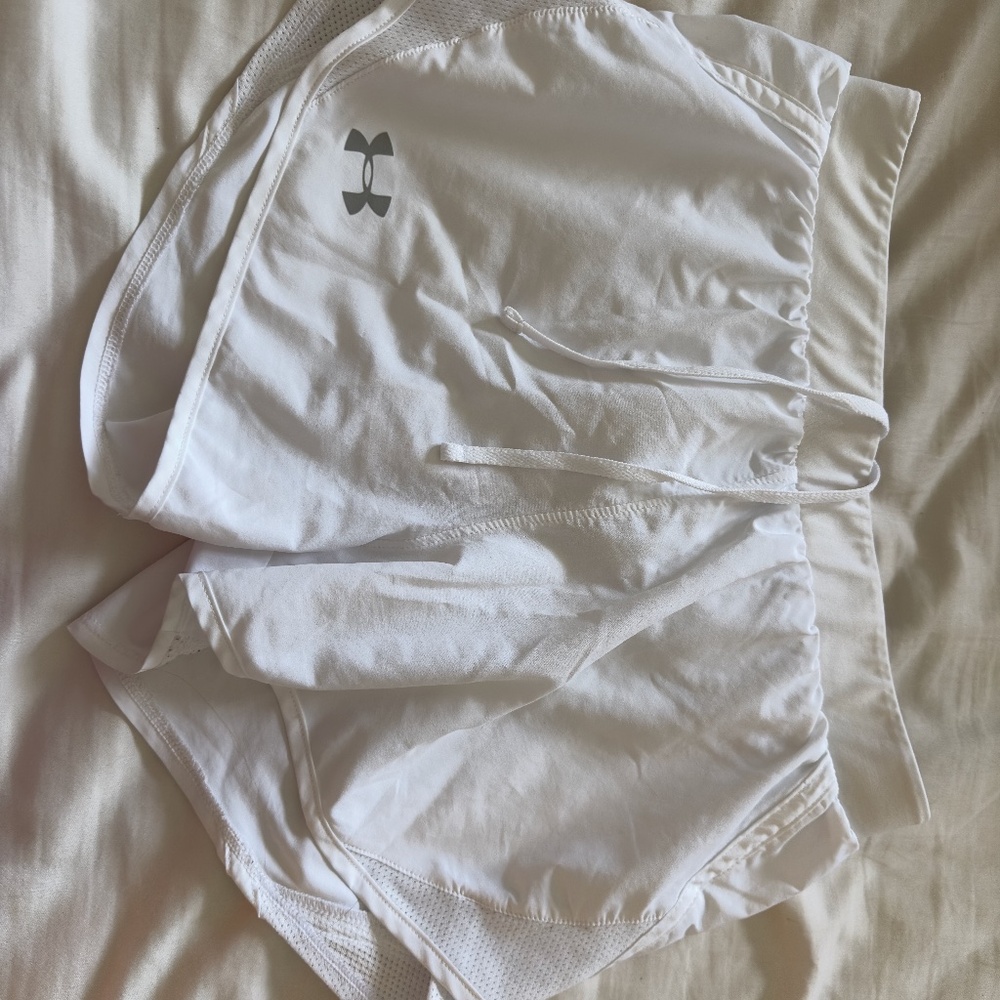 White athletic short, under Armour, size XS